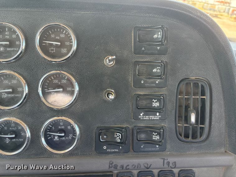 image for item NM9813 2011 Peterbilt 388 Truck tractor