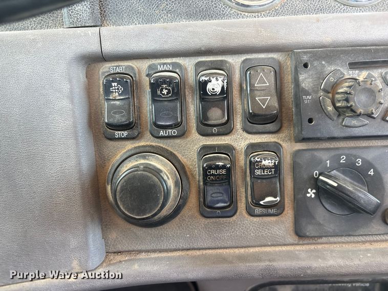 image for item NM9813 2011 Peterbilt 388 Truck tractor