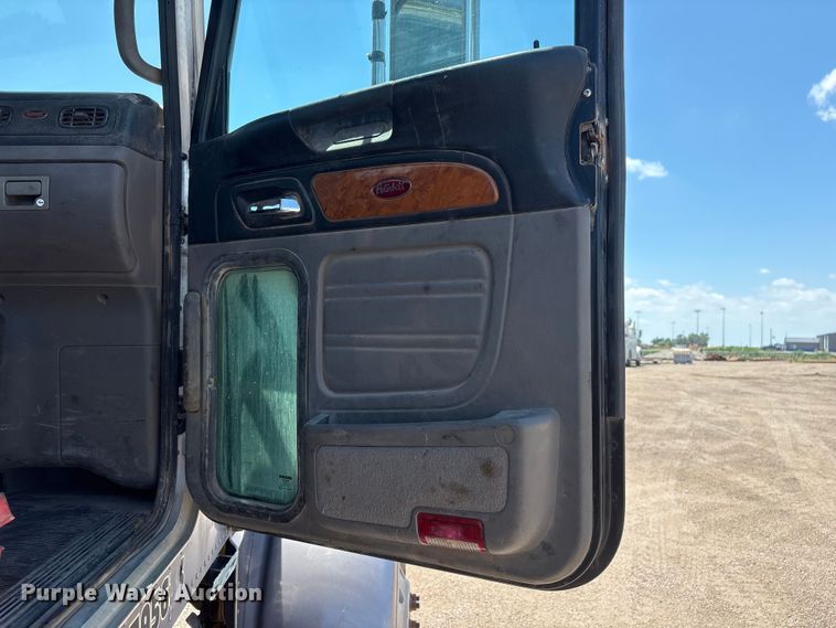 image for item NM9813 2011 Peterbilt 388 Truck tractor