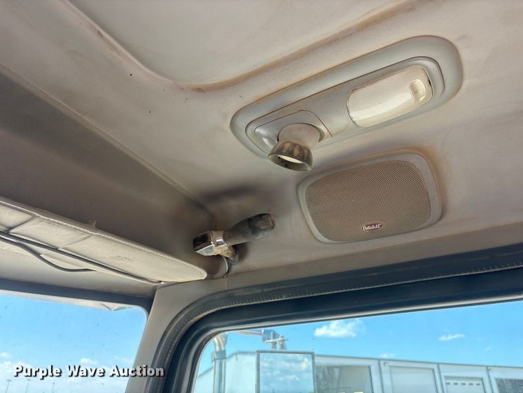 image for item NM9813 2011 Peterbilt 388 Truck tractor