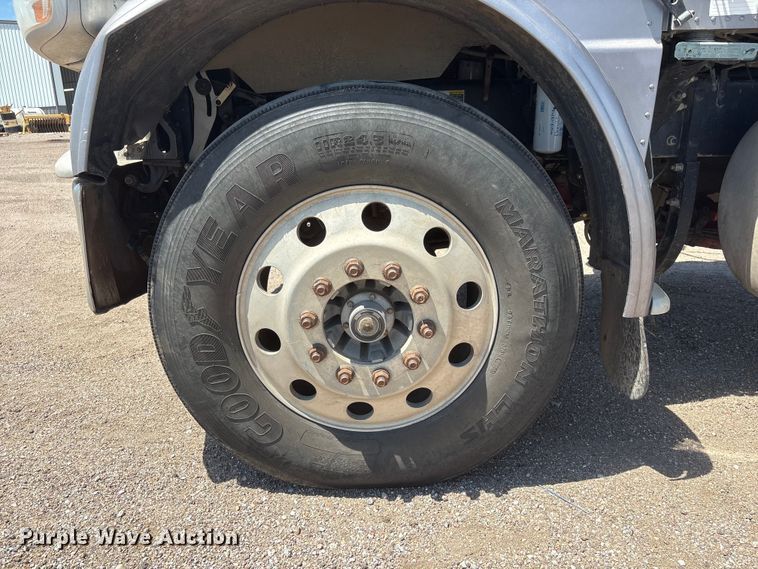 image for item NM9813 2011 Peterbilt 388 Truck tractor