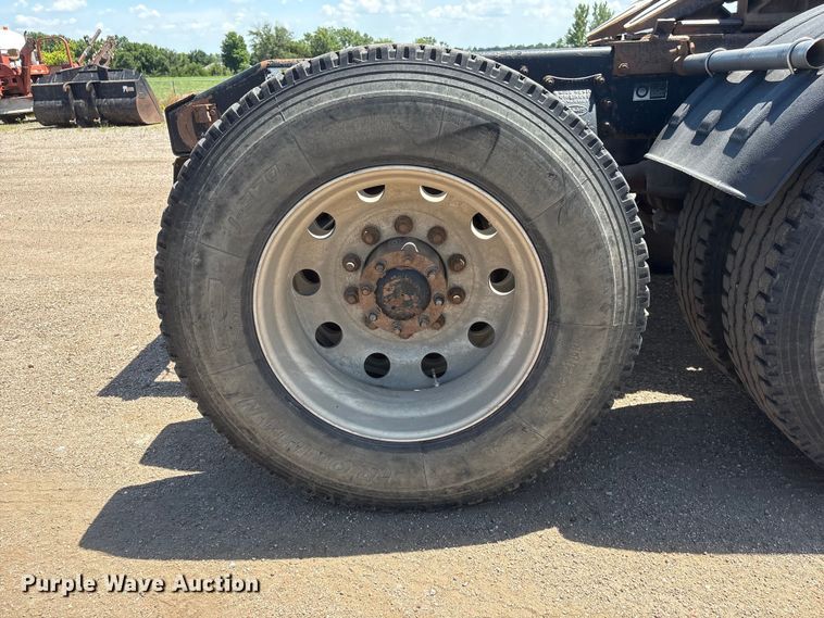 image for item NM9813 2011 Peterbilt 388 Truck tractor