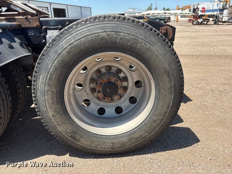 image for item NM9813 2011 Peterbilt 388 Truck tractor