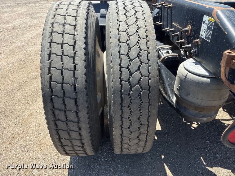 image for item NM9813 2011 Peterbilt 388 Truck tractor