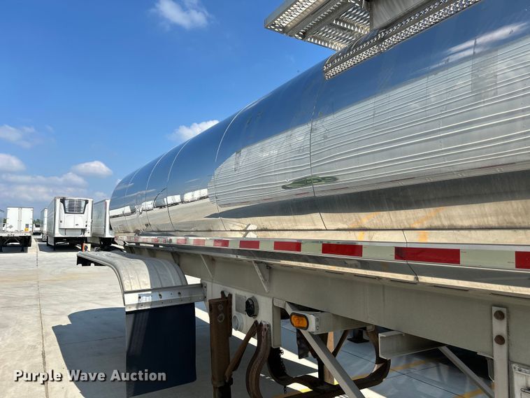 image for item NM9827 1996 Walker 3A tank trailer