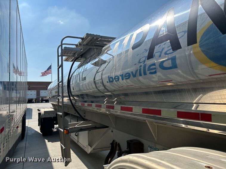 image for item NM9827 1996 Walker 3A tank trailer