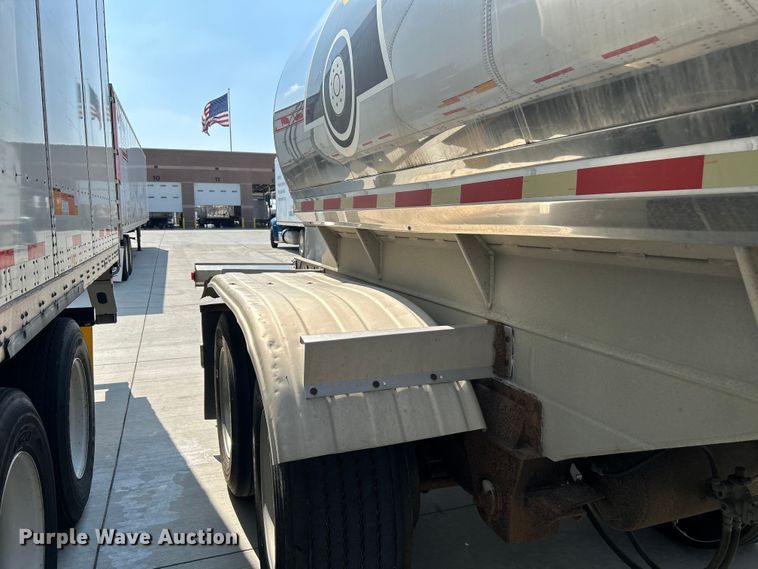 image for item NM9827 1996 Walker 3A tank trailer
