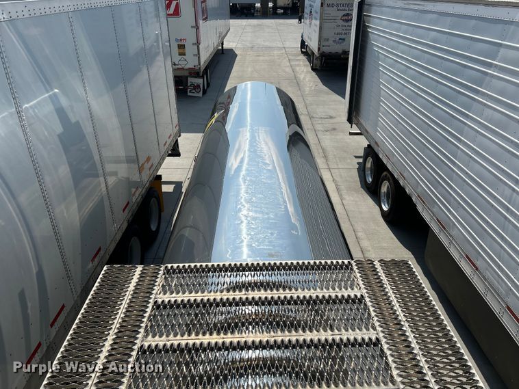 image for item NM9827 1996 Walker 3A tank trailer