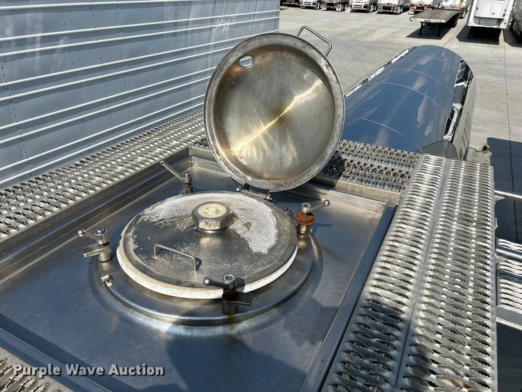 image for item NM9827 1996 Walker 3A tank trailer