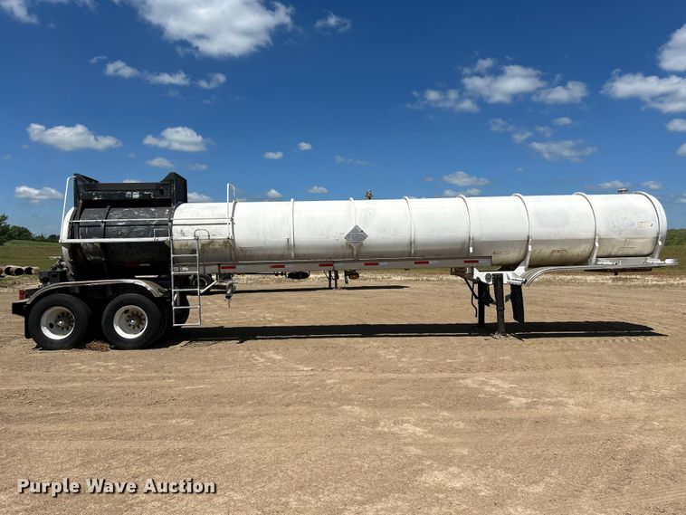 image for item NM9833 1987 Fruehauf Corp. 4GL014302 tank trailer
