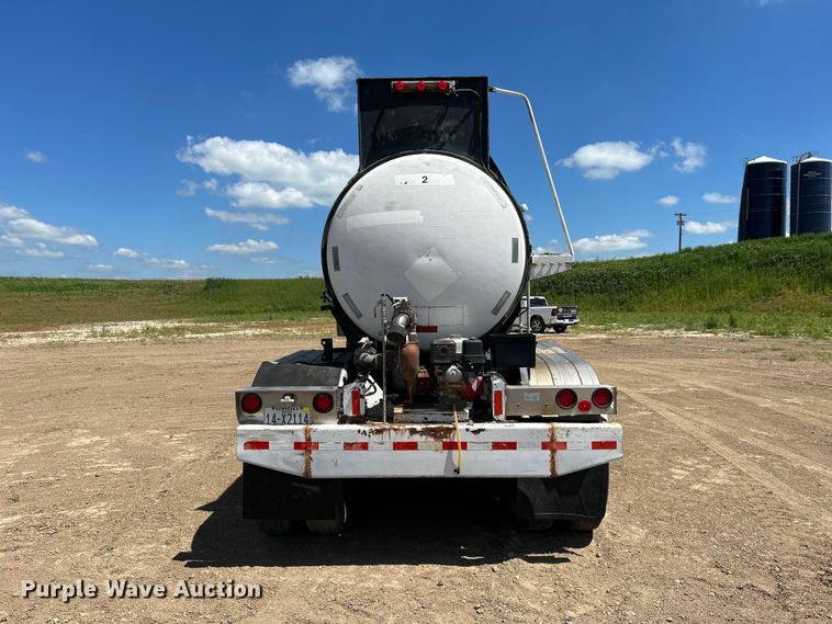 image for item NM9833 1987 Fruehauf Corp. 4GL014302 tank trailer