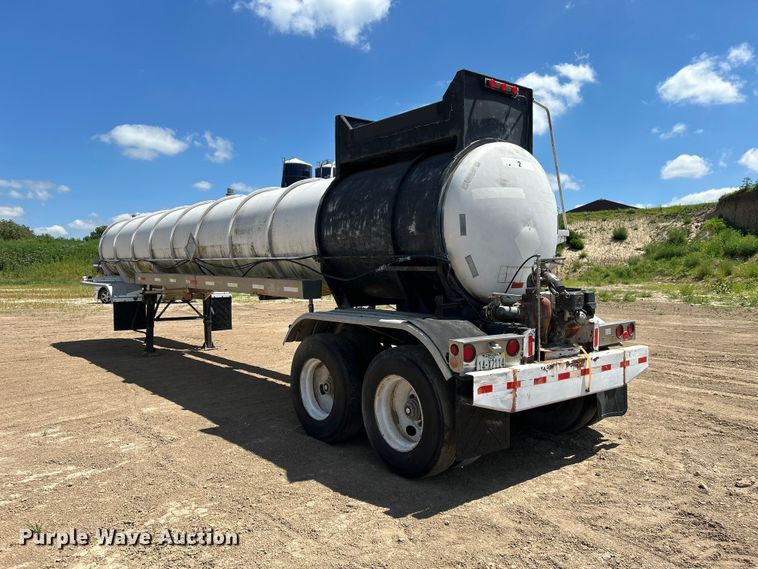 image for item NM9833 1987 Fruehauf Corp. 4GL014302 tank trailer