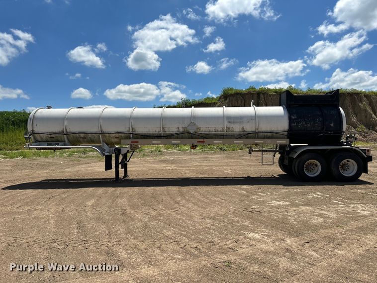 image for item NM9833 1987 Fruehauf Corp. 4GL014302 tank trailer