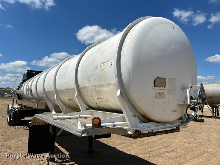 image for item NM9833 1987 Fruehauf Corp. 4GL014302 tank trailer