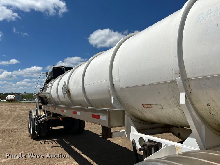 image for item NM9833 1987 Fruehauf Corp. 4GL014302 tank trailer