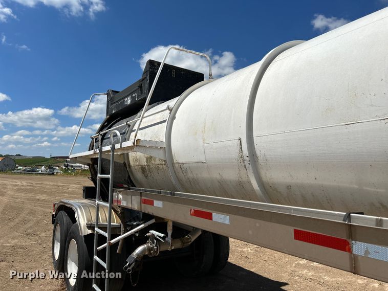 image for item NM9833 1987 Fruehauf Corp. 4GL014302 tank trailer