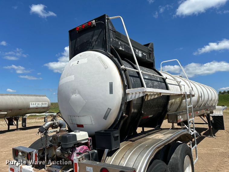 image for item NM9833 1987 Fruehauf Corp. 4GL014302 tank trailer