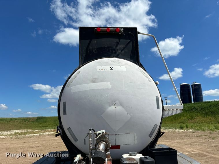 image for item NM9833 1987 Fruehauf Corp. 4GL014302 tank trailer