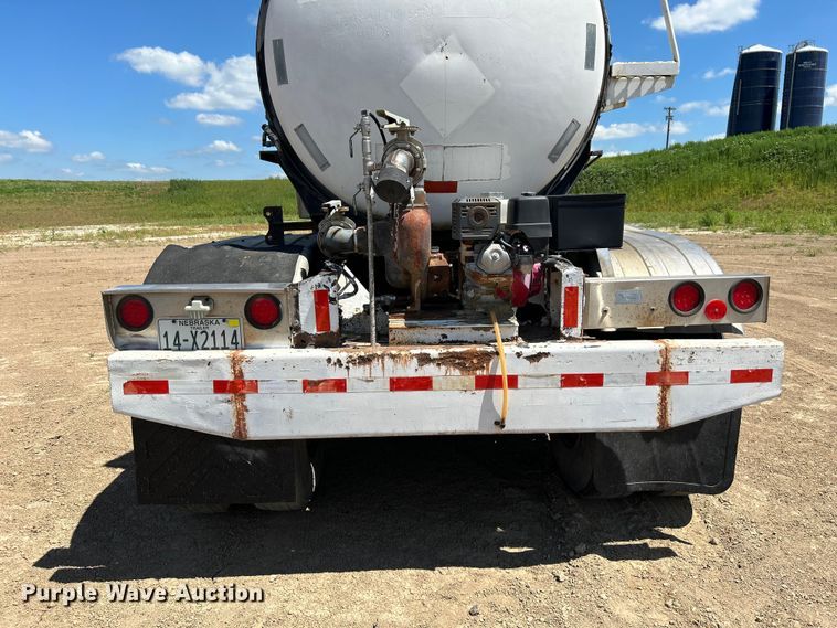 image for item NM9833 1987 Fruehauf Corp. 4GL014302 tank trailer