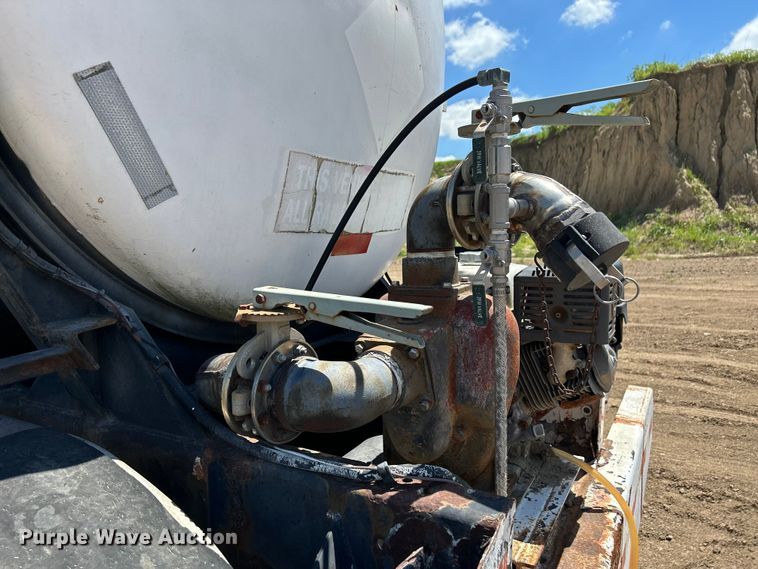 image for item NM9833 1987 Fruehauf Corp. 4GL014302 tank trailer