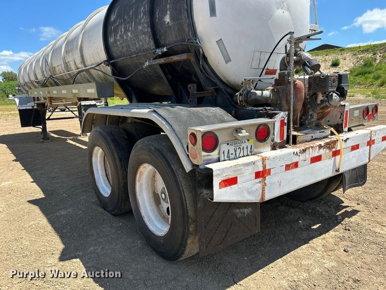 image for item NM9833 1987 Fruehauf Corp. 4GL014302 tank trailer