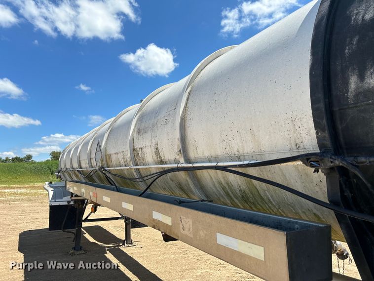 image for item NM9833 1987 Fruehauf Corp. 4GL014302 tank trailer