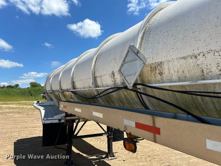 image for item NM9833 1987 Fruehauf Corp. 4GL014302 tank trailer