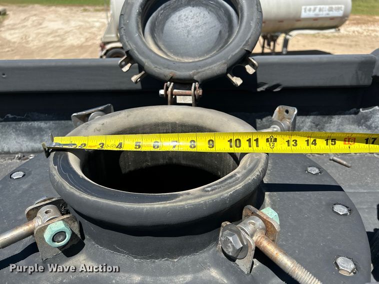image for item NM9833 1987 Fruehauf Corp. 4GL014302 tank trailer