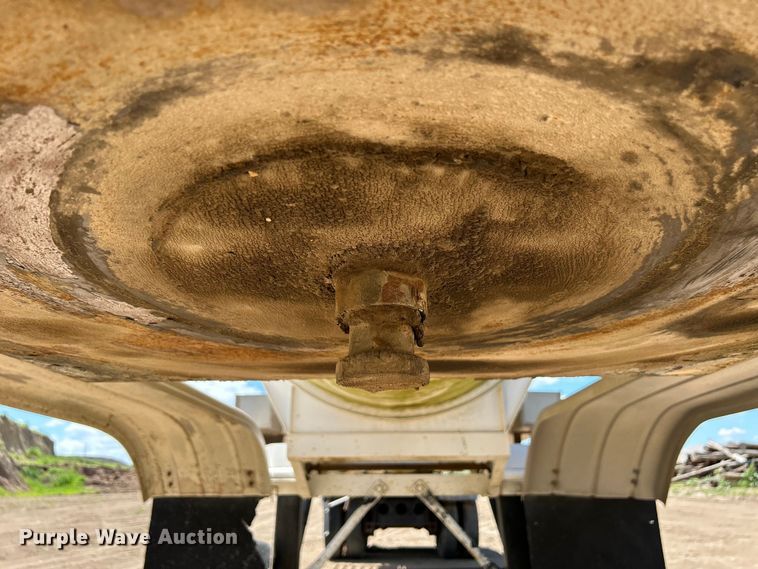 image for item NM9833 1987 Fruehauf Corp. 4GL014302 tank trailer
