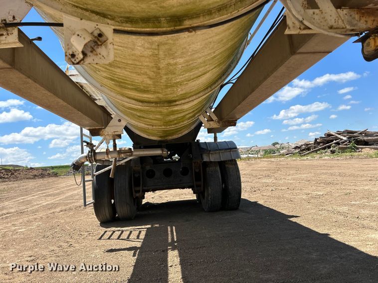 image for item NM9833 1987 Fruehauf Corp. 4GL014302 tank trailer