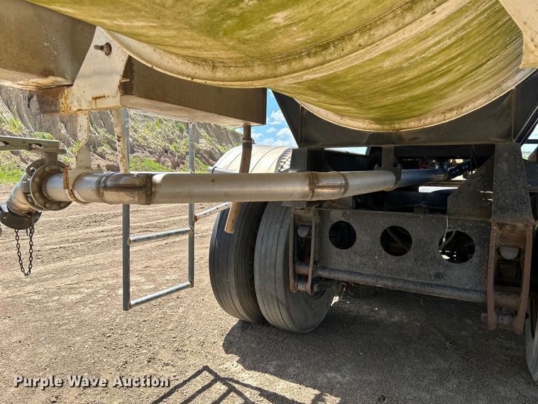 image for item NM9833 1987 Fruehauf Corp. 4GL014302 tank trailer