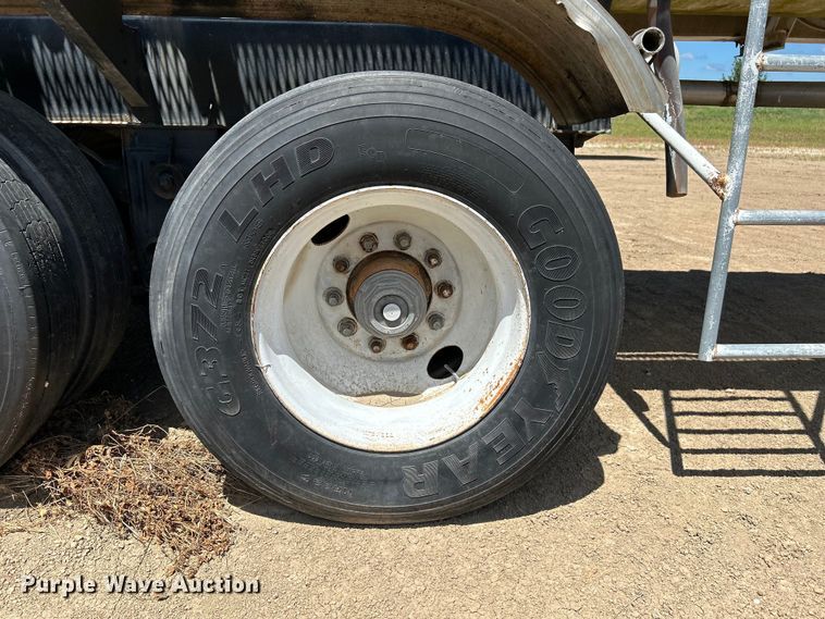 image for item NM9833 1987 Fruehauf Corp. 4GL014302 tank trailer