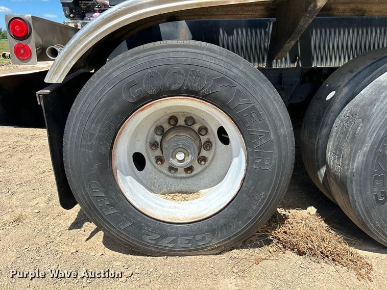 image for item NM9833 1987 Fruehauf Corp. 4GL014302 tank trailer