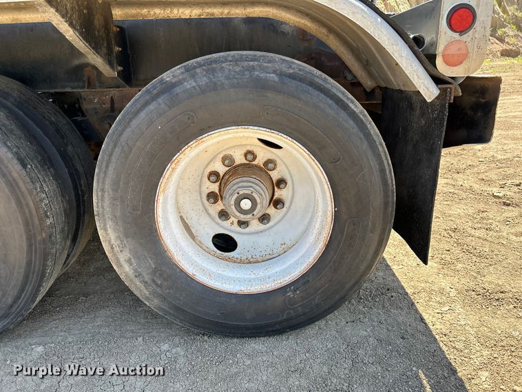image for item NM9833 1987 Fruehauf Corp. 4GL014302 tank trailer