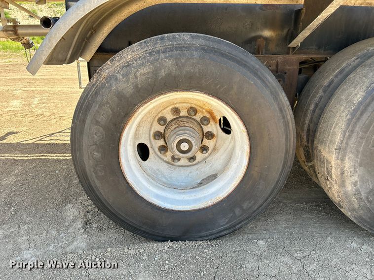 image for item NM9833 1987 Fruehauf Corp. 4GL014302 tank trailer