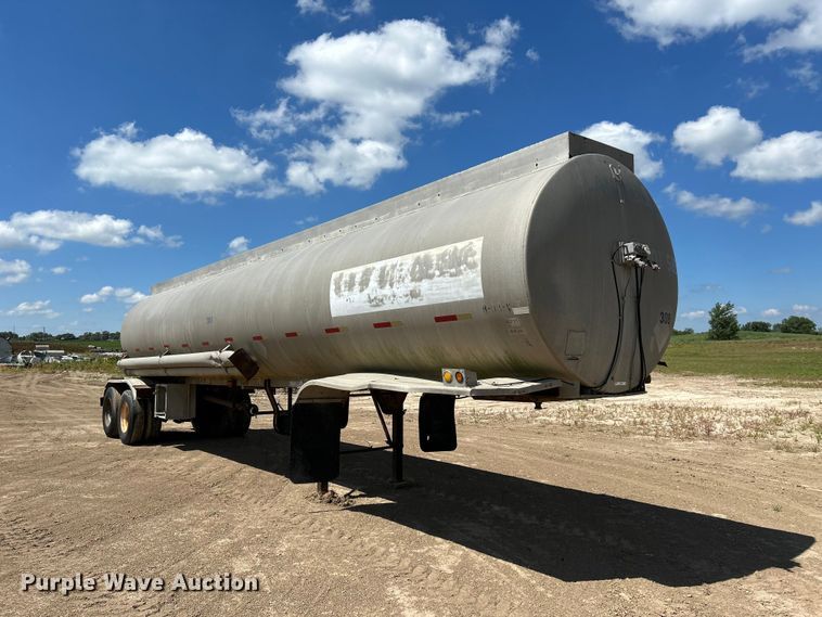 image for item NM9834 1969 Trailmobile F11S4CAH tank trailer