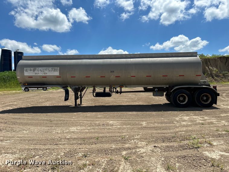 image for item NM9834 1969 Trailmobile F11S4CAH tank trailer