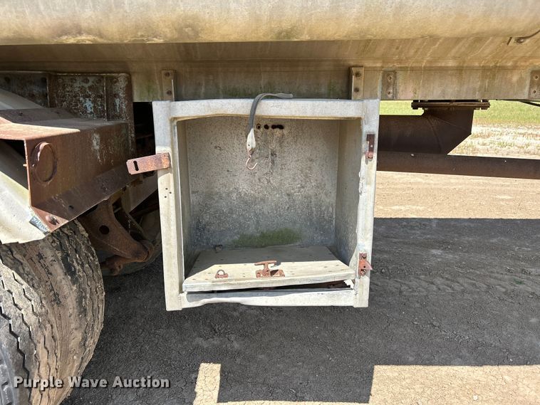 image for item NM9834 1969 Trailmobile F11S4CAH tank trailer