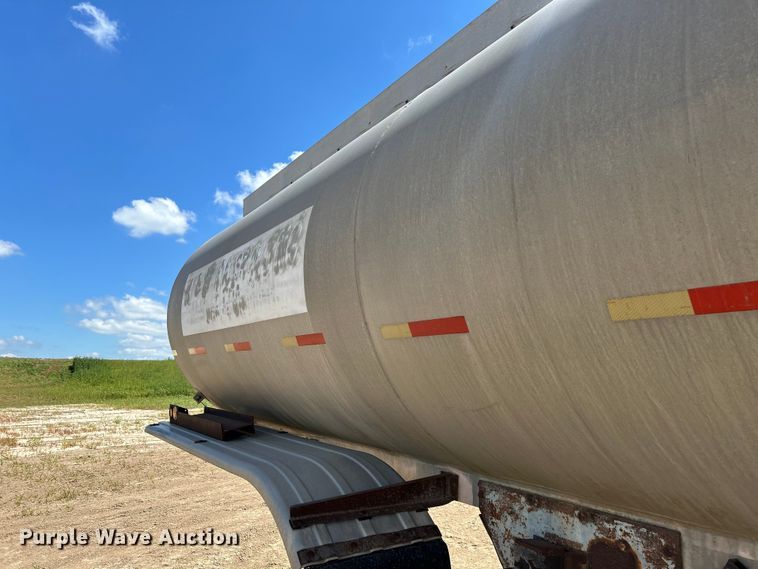 image for item NM9834 1969 Trailmobile F11S4CAH tank trailer