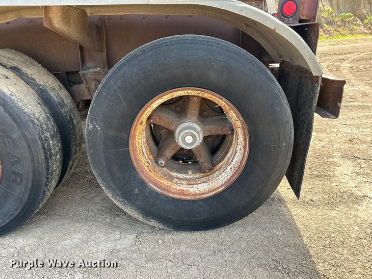 image for item NM9834 1969 Trailmobile F11S4CAH tank trailer
