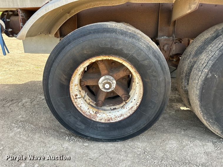 image for item NM9834 1969 Trailmobile F11S4CAH tank trailer
