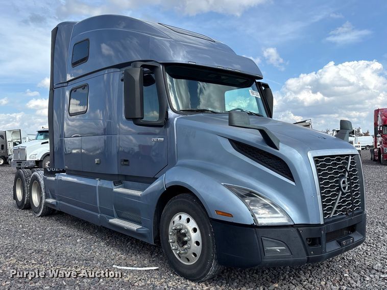 image for item YA1435 2020 Volvo VNL semi truck