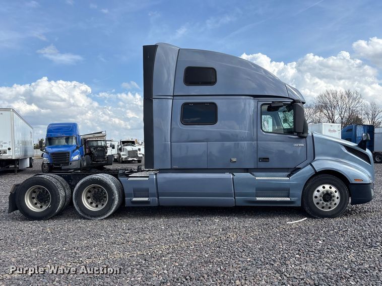 image for item YA1435 2020 Volvo VNL semi truck