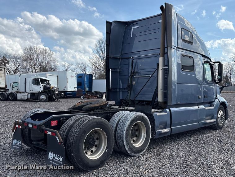 image for item YA1435 2020 Volvo VNL semi truck