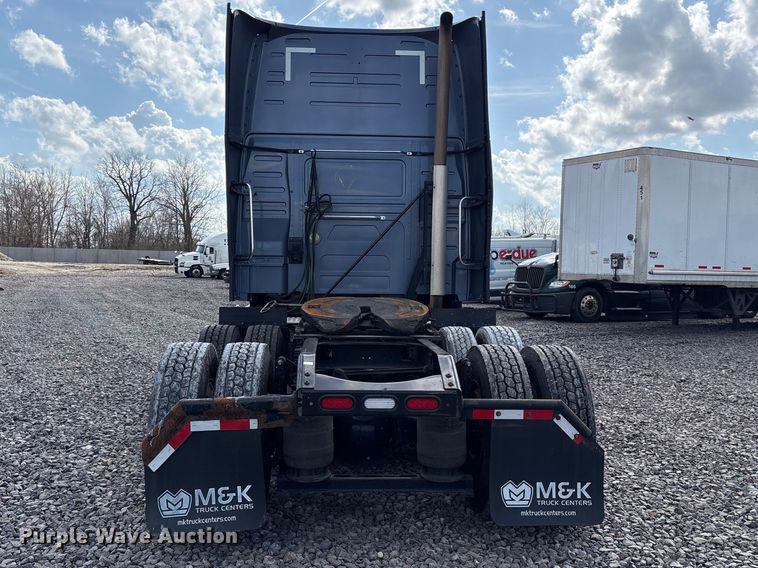 image for item YA1435 2020 Volvo VNL semi truck