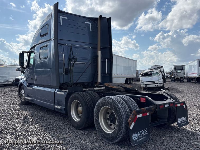 image for item YA1435 2020 Volvo VNL semi truck