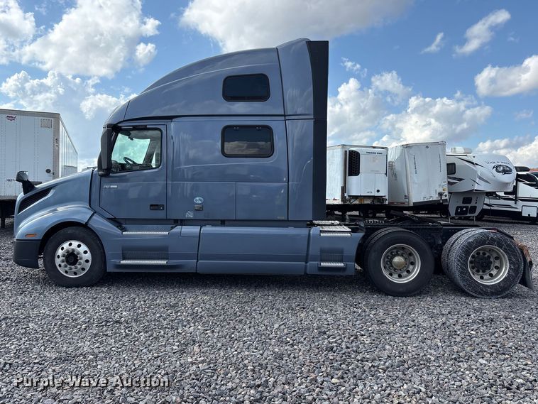 image for item YA1435 2020 Volvo VNL semi truck