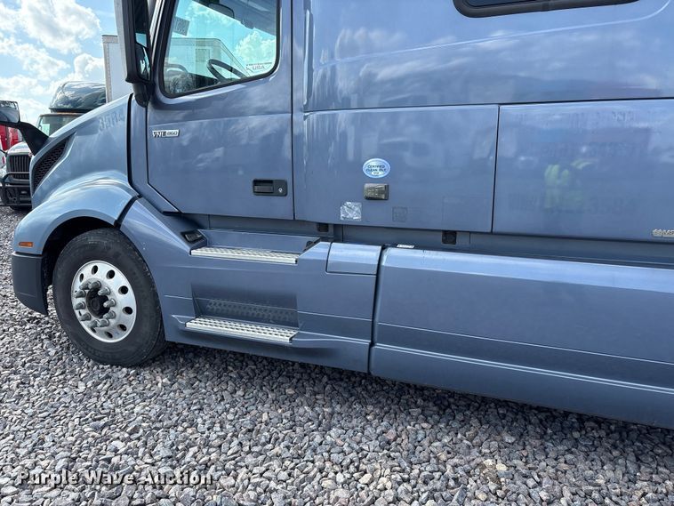 image for item YA1435 2020 Volvo VNL semi truck