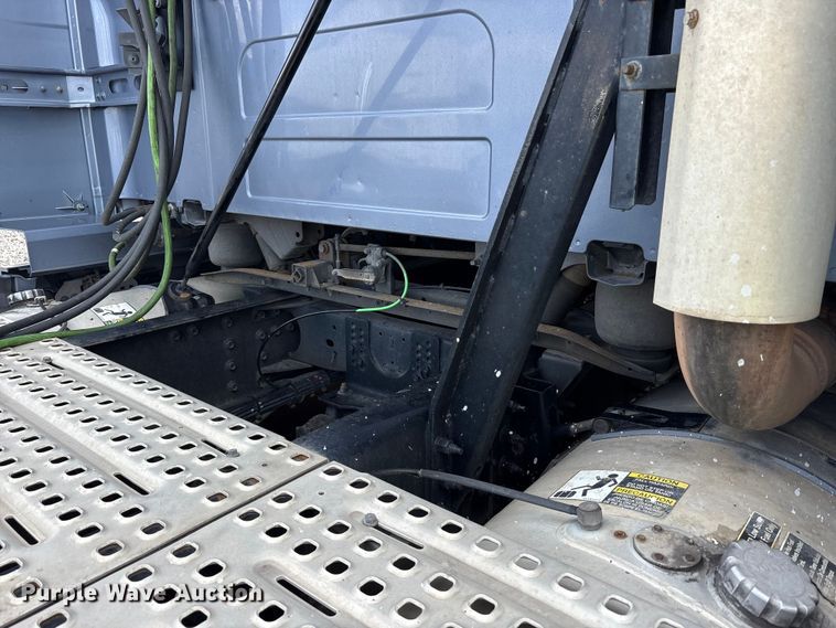image for item YA1435 2020 Volvo VNL semi truck