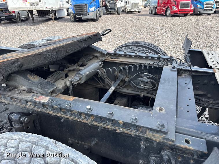image for item YA1435 2020 Volvo VNL semi truck